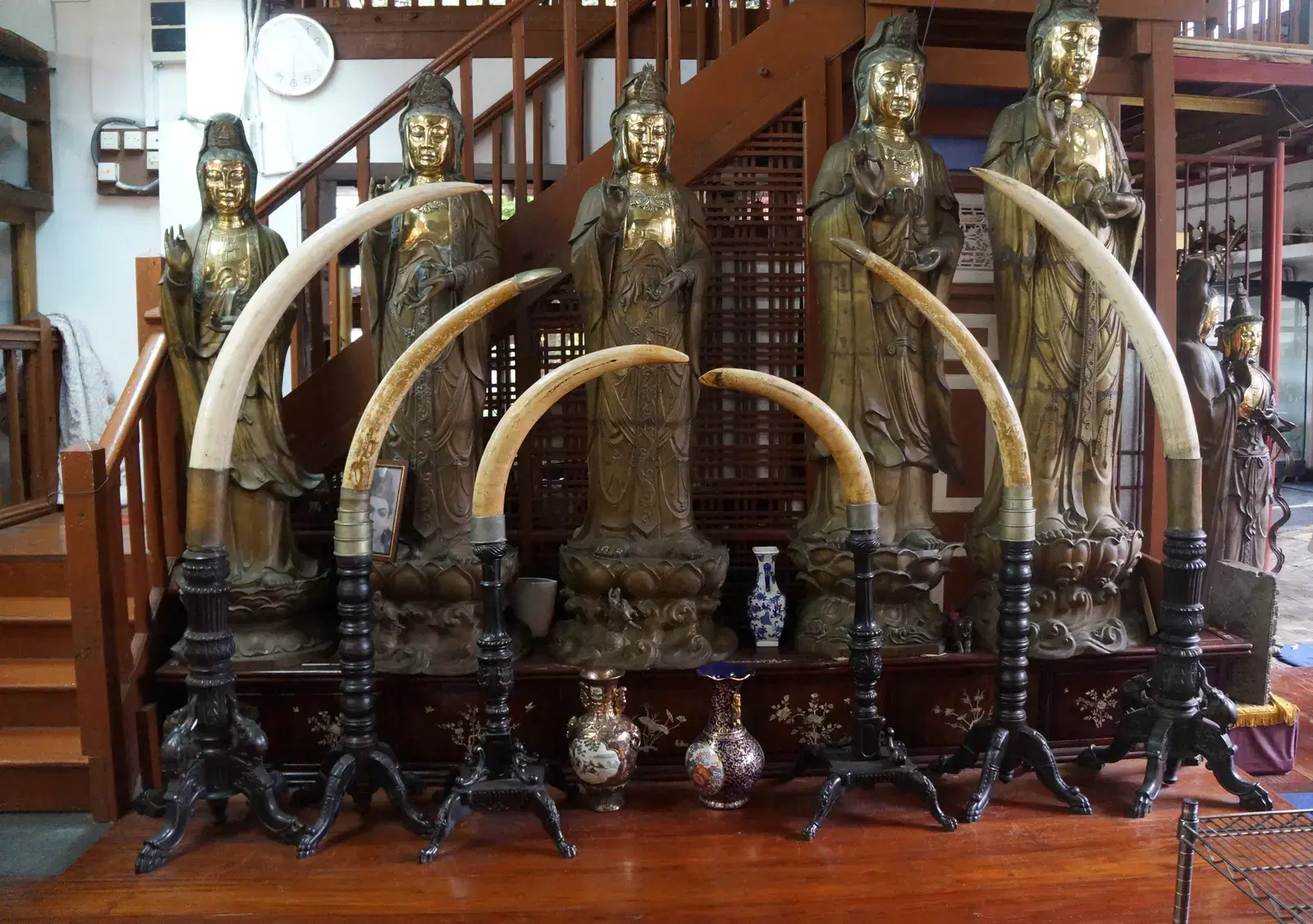 Gangaramaya Temple in Colombo, mixing Sri Lankan, Thai, Indian, and Chinese architecture