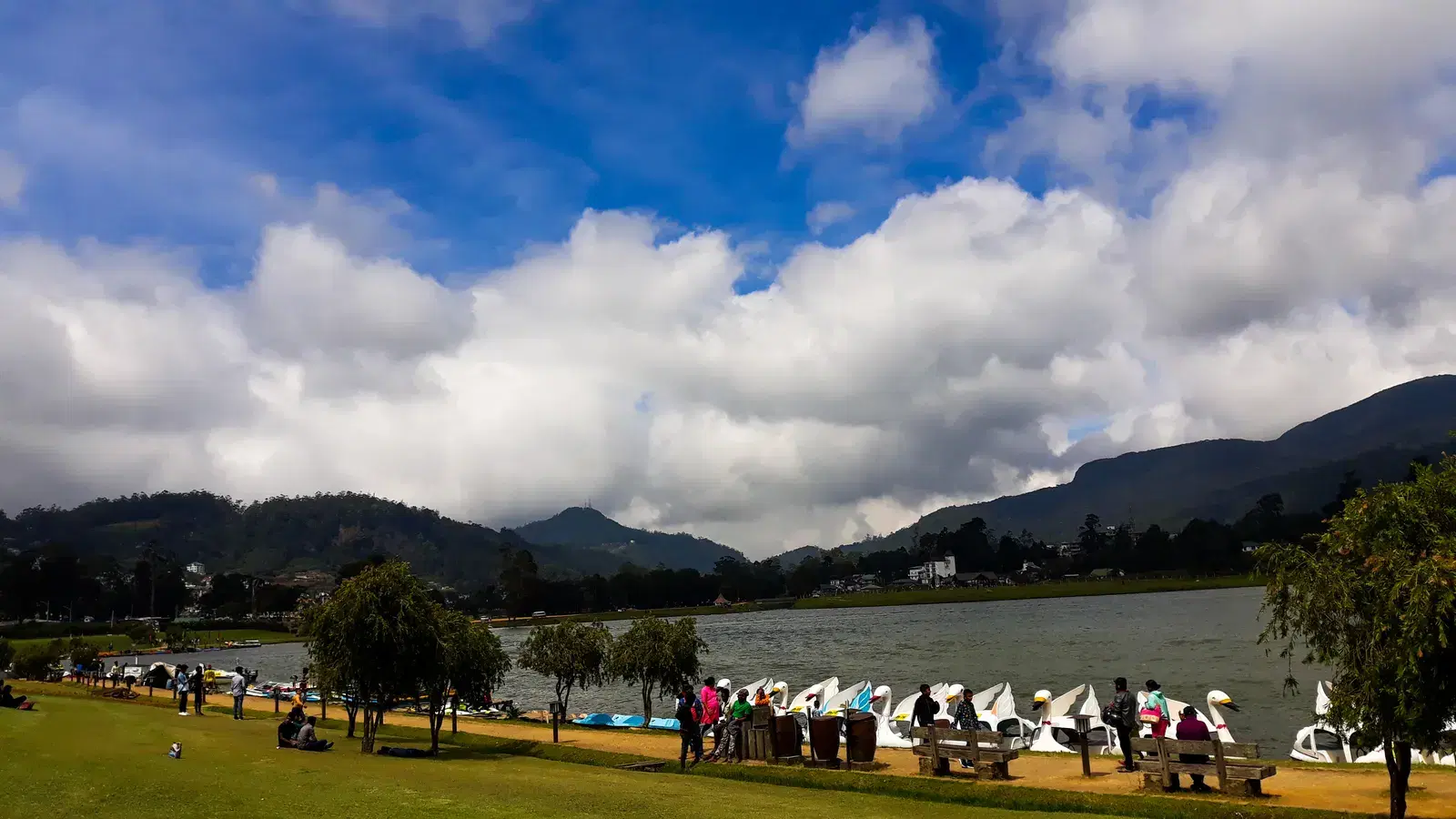 Gregory Lake in the centre of Nuwara Eliya