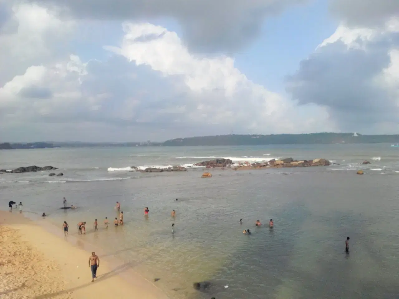 Full view of Unawatuna beach and bay